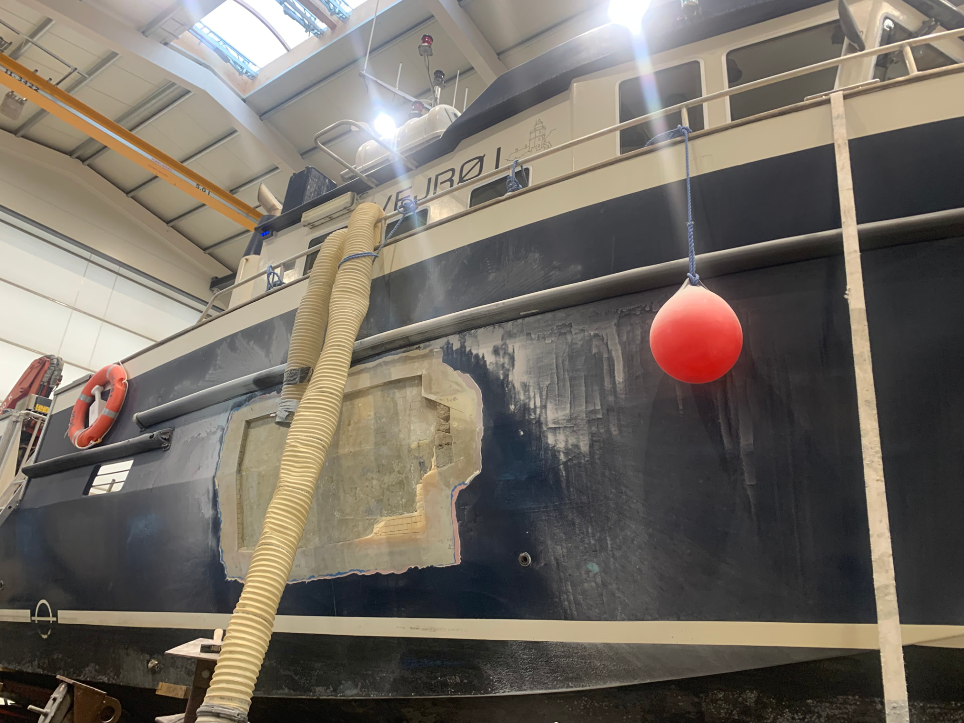 Båden Vejrø I under reparation i værkstedet på Bredgaard Boats